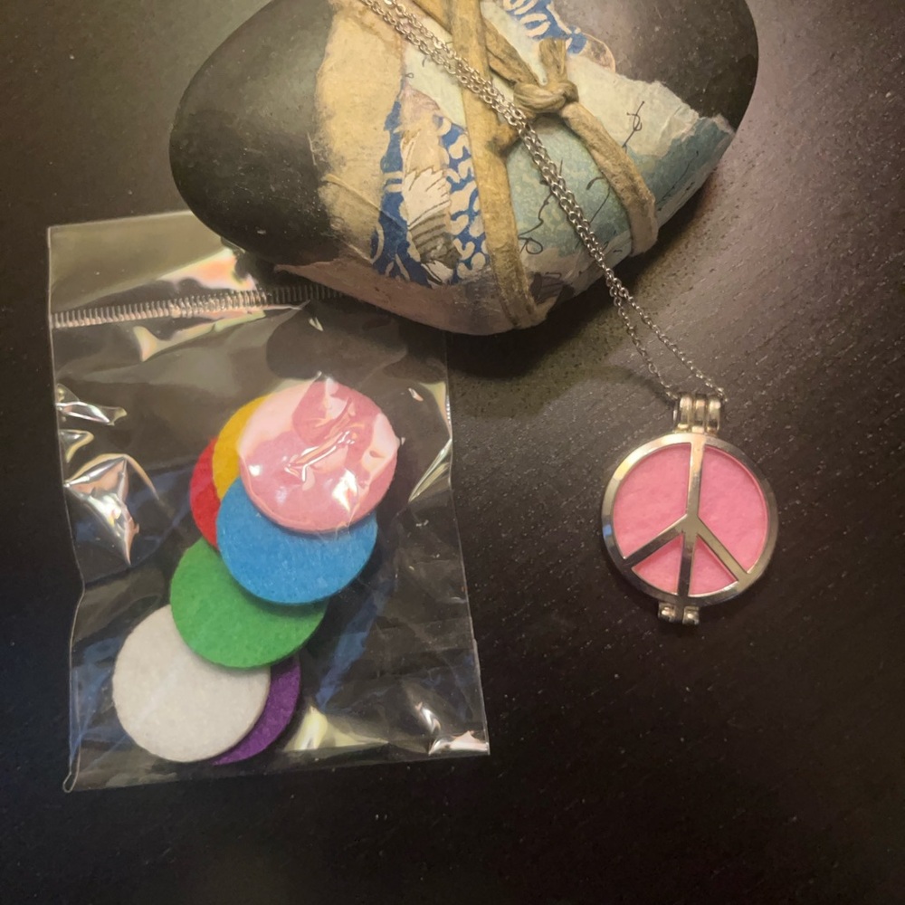 Essential oil Peace Sign necklace - Picture 6 of 6